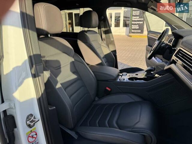 Белый Фольксваген Туарег, объемом двигателя 2.97 л и пробегом 103 тыс. км за 59500 $, фото 47 на Automoto.ua