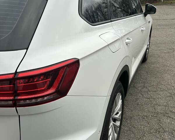 Білий Фольксваген Туарег, об'ємом двигуна 3 л та пробігом 95 тис. км за 53500 $, фото 37 на Automoto.ua