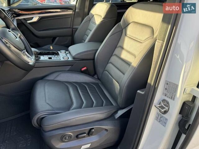 Белый Фольксваген Туарег, объемом двигателя 2.97 л и пробегом 103 тыс. км за 59500 $, фото 26 на Automoto.ua