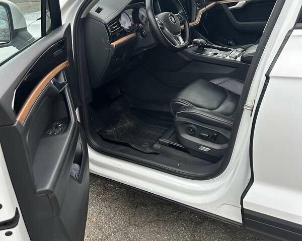 Білий Фольксваген Туарег, об'ємом двигуна 3 л та пробігом 95 тис. км за 53500 $, фото 10 на Automoto.ua