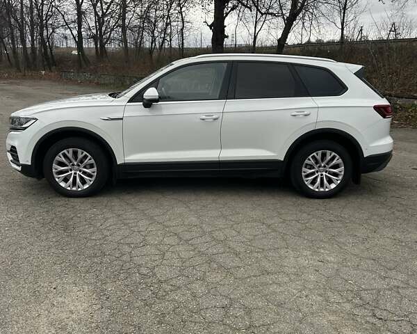 Білий Фольксваген Туарег, об'ємом двигуна 3 л та пробігом 95 тис. км за 53500 $, фото 1 на Automoto.ua