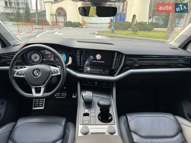 Белый Фольксваген Туарег, объемом двигателя 3 л и пробегом 109 тыс. км за 39700 $, фото 16 на Automoto.ua