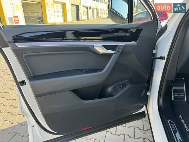 Белый Фольксваген Туарег, объемом двигателя 2.97 л и пробегом 103 тыс. км за 59500 $, фото 24 на Automoto.ua