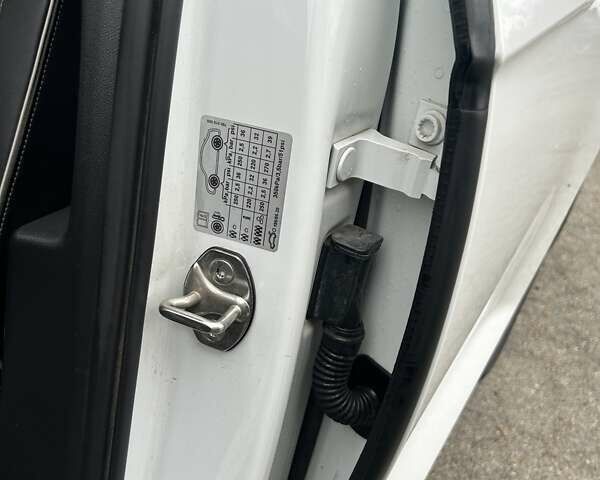 Білий Фольксваген Туарег, об'ємом двигуна 3 л та пробігом 95 тис. км за 53500 $, фото 89 на Automoto.ua