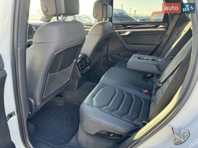 Белый Фольксваген Туарег, объемом двигателя 2.97 л и пробегом 103 тыс. км за 59500 $, фото 33 на Automoto.ua