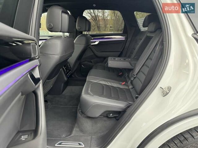 Білий Фольксваген Туарег, об'ємом двигуна 2.97 л та пробігом 148 тис. км за 53500 $, фото 18 на Automoto.ua