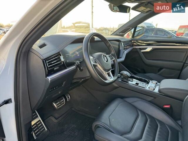 Белый Фольксваген Туарег, объемом двигателя 2.97 л и пробегом 103 тыс. км за 59500 $, фото 25 на Automoto.ua