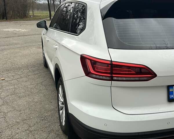 Білий Фольксваген Туарег, об'ємом двигуна 3 л та пробігом 95 тис. км за 53500 $, фото 35 на Automoto.ua