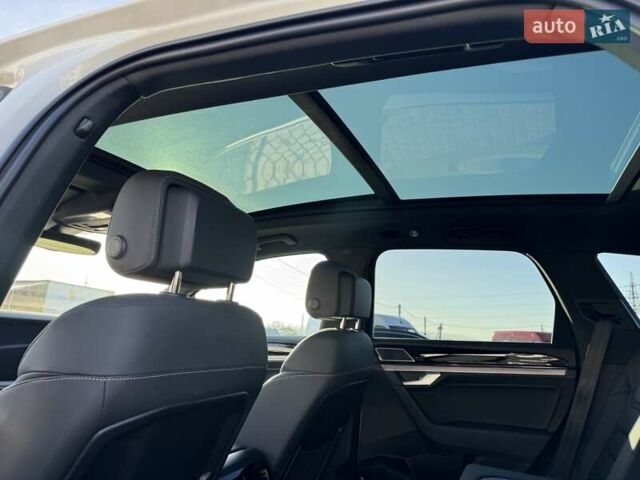 Белый Фольксваген Туарег, объемом двигателя 2.97 л и пробегом 103 тыс. км за 59500 $, фото 35 на Automoto.ua