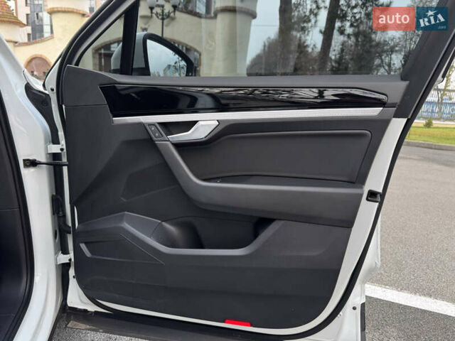 Белый Фольксваген Туарег, объемом двигателя 3 л и пробегом 109 тыс. км за 39700 $, фото 25 на Automoto.ua