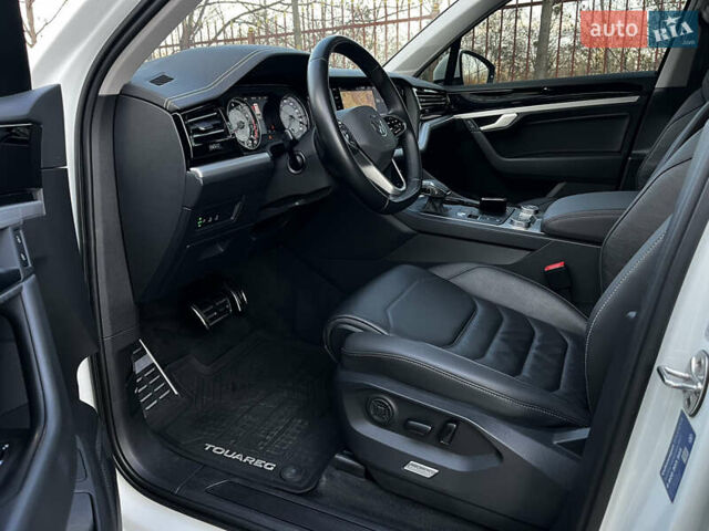 Білий Фольксваген Туарег, об'ємом двигуна 3 л та пробігом 122 тис. км за 42000 $, фото 4 на Automoto.ua