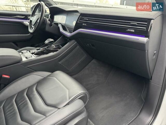 Білий Фольксваген Туарег, об'ємом двигуна 2.97 л та пробігом 148 тис. км за 53500 $, фото 14 на Automoto.ua