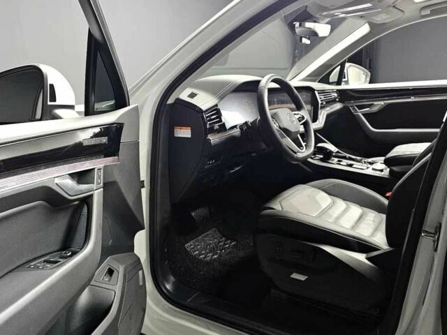 Фольксваген Туарег 2020 у Києві на Automoto.ua Білий Фольксваген Туарег, об'ємом двигуна 3 л та пробігом 25 тис. км за 34000 $, фото 5 на Automoto.ua