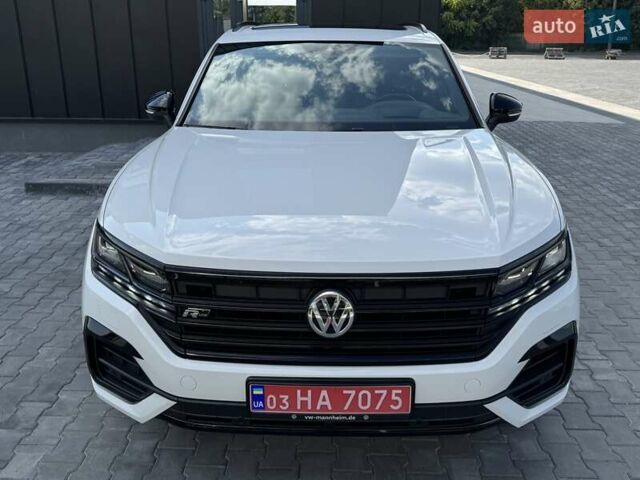 Белый Фольксваген Туарег, объемом двигателя 2.97 л и пробегом 148 тыс. км за 54500 $, фото 2 на Automoto.ua