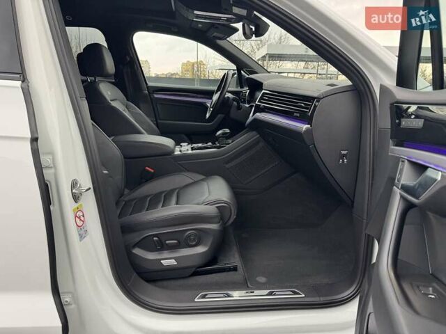 Білий Фольксваген Туарег, об'ємом двигуна 2.97 л та пробігом 148 тис. км за 53500 $, фото 13 на Automoto.ua