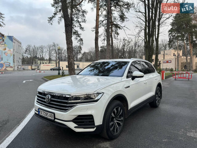 Белый Фольксваген Туарег, объемом двигателя 3 л и пробегом 109 тыс. км за 39700 $, фото 2 на Automoto.ua
