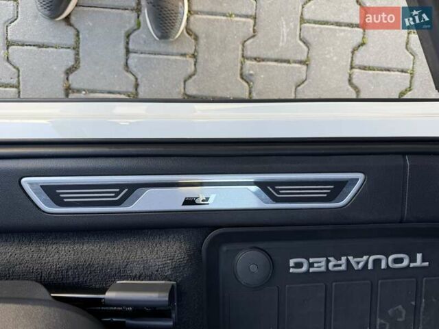 Белый Фольксваген Туарег, объемом двигателя 2.97 л и пробегом 103 тыс. км за 59500 $, фото 31 на Automoto.ua