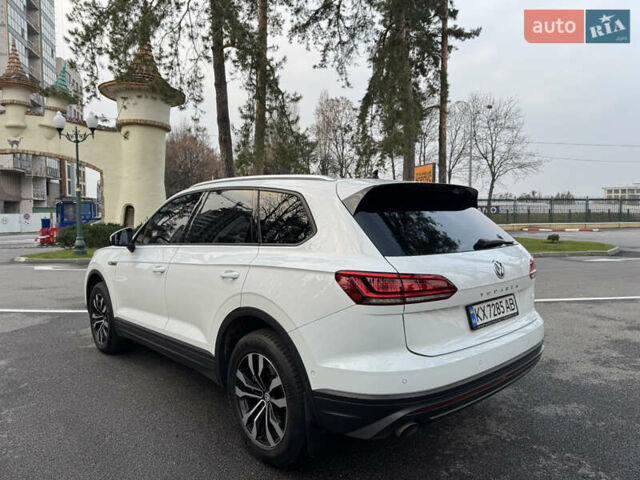 Белый Фольксваген Туарег, объемом двигателя 3 л и пробегом 109 тыс. км за 39700 $, фото 4 на Automoto.ua