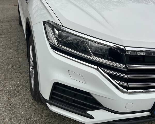 Білий Фольксваген Туарег, об'ємом двигуна 3 л та пробігом 95 тис. км за 53500 $, фото 41 на Automoto.ua