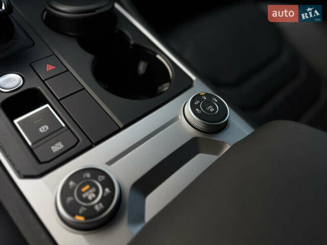 Белый Фольксваген Туарег, объемом двигателя 3 л и пробегом 109 тыс. км за 39700 $, фото 29 на Automoto.ua