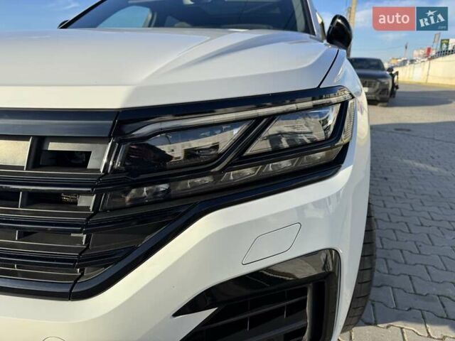 Белый Фольксваген Туарег, объемом двигателя 2.97 л и пробегом 103 тыс. км за 59500 $, фото 23 на Automoto.ua