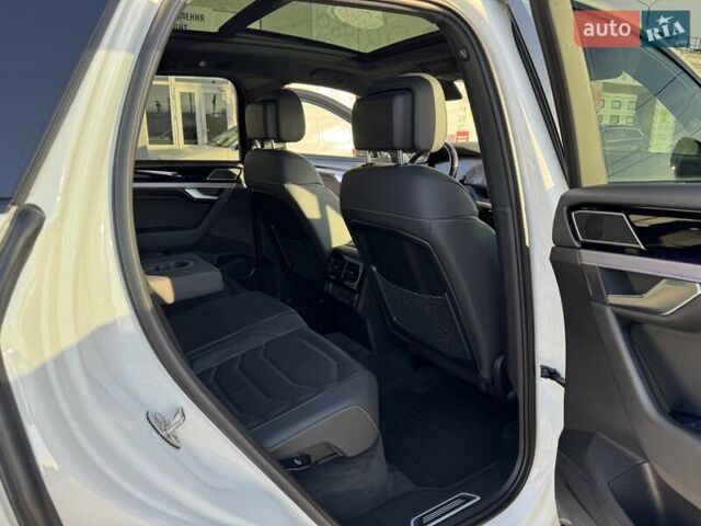 Белый Фольксваген Туарег, объемом двигателя 2.97 л и пробегом 103 тыс. км за 59500 $, фото 43 на Automoto.ua