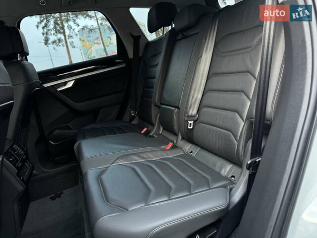 Белый Фольксваген Туарег, объемом двигателя 3 л и пробегом 109 тыс. км за 39700 $, фото 22 на Automoto.ua