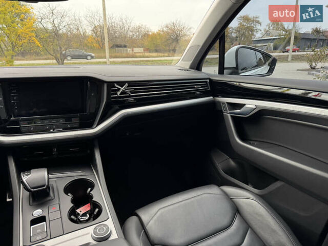 Білий Фольксваген Туарег, об'ємом двигуна 3 л та пробігом 107 тис. км за 42500 $, фото 17 на Automoto.ua