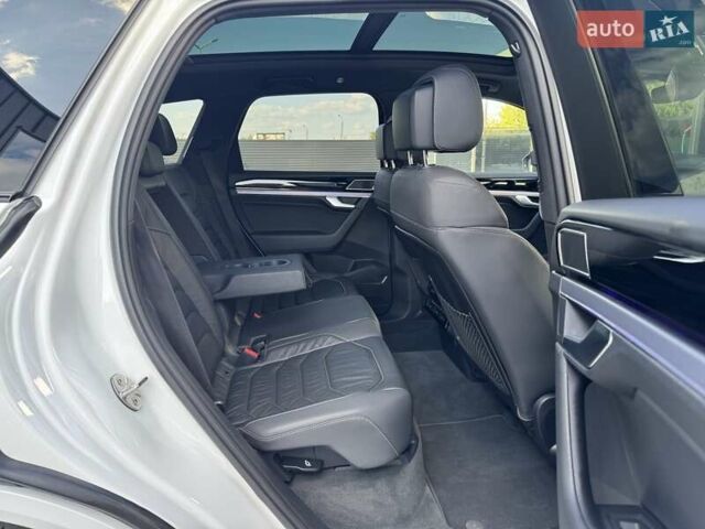 Белый Фольксваген Туарег, объемом двигателя 2.97 л и пробегом 148 тыс. км за 54500 $, фото 18 на Automoto.ua