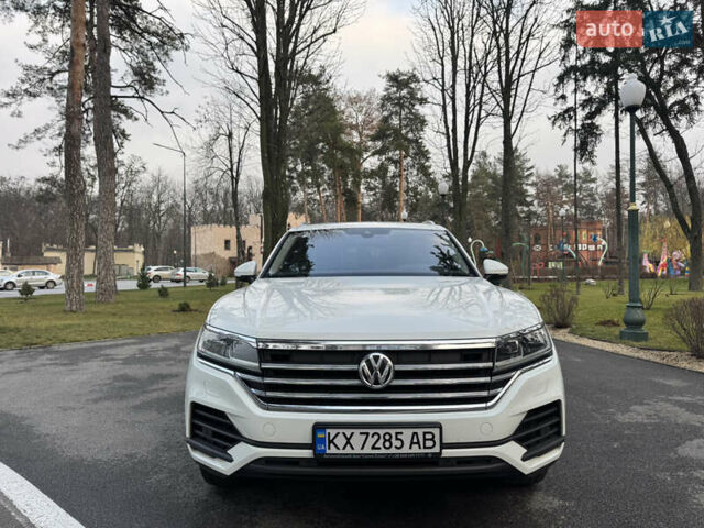 Белый Фольксваген Туарег, объемом двигателя 3 л и пробегом 109 тыс. км за 39700 $, фото 1 на Automoto.ua