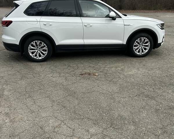 Білий Фольксваген Туарег, об'ємом двигуна 3 л та пробігом 95 тис. км за 53500 $, фото 7 на Automoto.ua