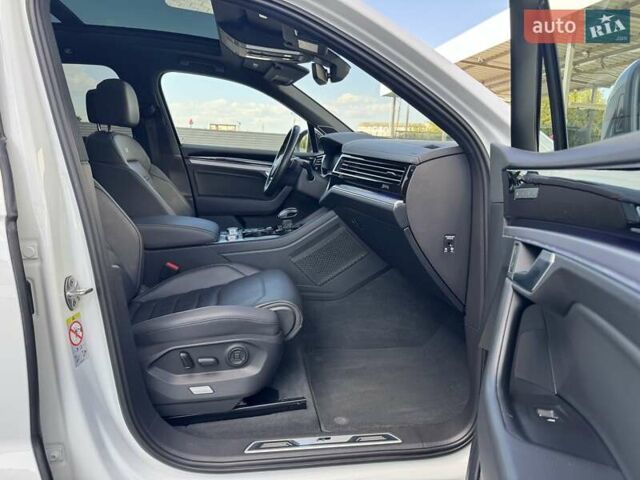 Белый Фольксваген Туарег, объемом двигателя 2.97 л и пробегом 148 тыс. км за 54500 $, фото 16 на Automoto.ua