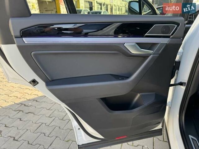 Белый Фольксваген Туарег, объемом двигателя 2.97 л и пробегом 103 тыс. км за 59500 $, фото 32 на Automoto.ua