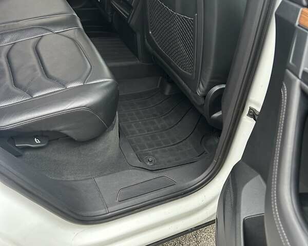 Білий Фольксваген Туарег, об'ємом двигуна 3 л та пробігом 95 тис. км за 53500 $, фото 66 на Automoto.ua