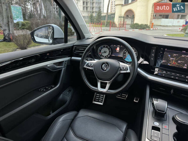 Белый Фольксваген Туарег, объемом двигателя 3 л и пробегом 109 тыс. км за 39700 $, фото 17 на Automoto.ua