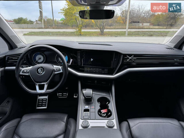 Білий Фольксваген Туарег, об'ємом двигуна 3 л та пробігом 107 тис. км за 42500 $, фото 16 на Automoto.ua