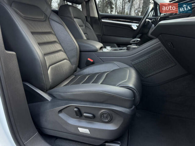 Белый Фольксваген Туарег, объемом двигателя 3 л и пробегом 109 тыс. км за 39700 $, фото 26 на Automoto.ua