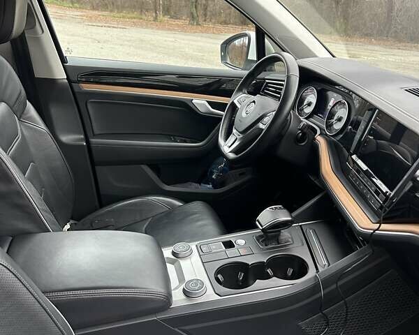 Білий Фольксваген Туарег, об'ємом двигуна 3 л та пробігом 95 тис. км за 53500 $, фото 64 на Automoto.ua