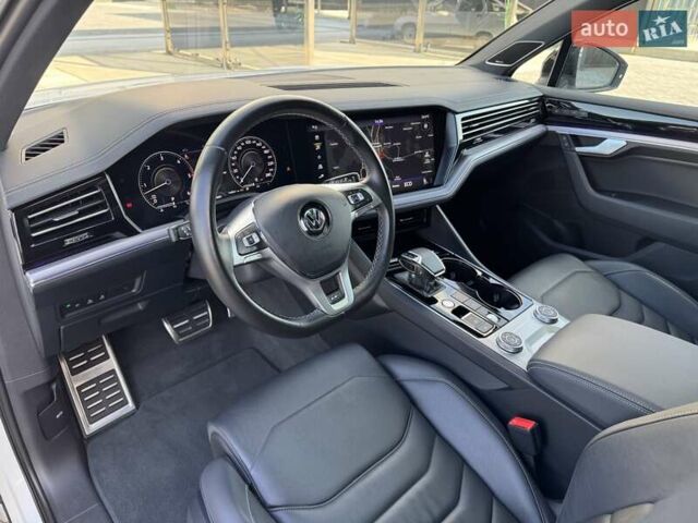 Белый Фольксваген Туарег, объемом двигателя 2.97 л и пробегом 148 тыс. км за 54500 $, фото 13 на Automoto.ua