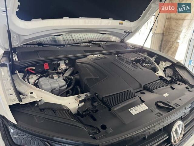 Белый Фольксваген Туарег, объемом двигателя 2.97 л и пробегом 103 тыс. км за 59500 $, фото 61 на Automoto.ua