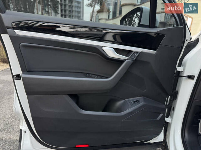 Белый Фольксваген Туарег, объемом двигателя 3 л и пробегом 109 тыс. км за 39700 $, фото 13 на Automoto.ua