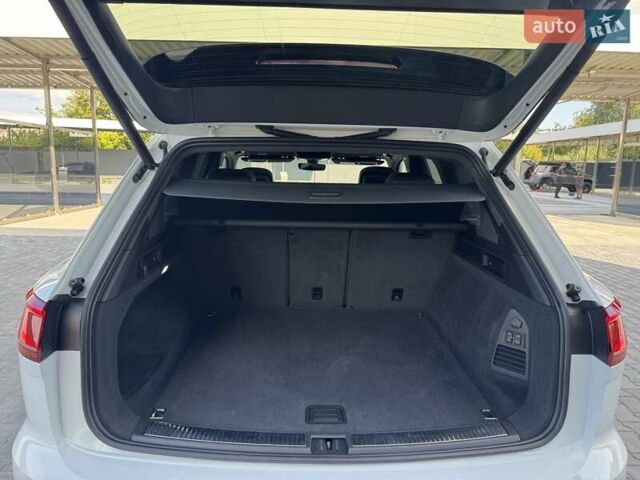 Белый Фольксваген Туарег, объемом двигателя 2.97 л и пробегом 148 тыс. км за 54500 $, фото 32 на Automoto.ua