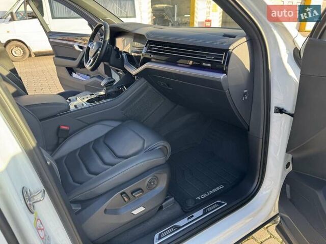 Белый Фольксваген Туарег, объемом двигателя 2.97 л и пробегом 103 тыс. км за 59500 $, фото 46 на Automoto.ua