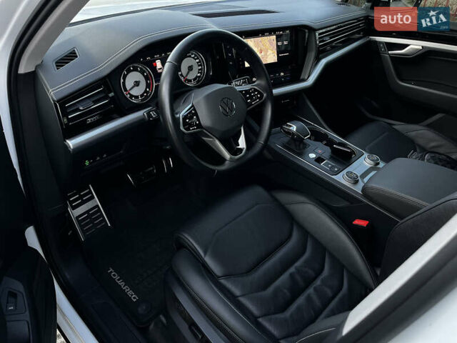 Білий Фольксваген Туарег, об'ємом двигуна 3 л та пробігом 122 тис. км за 42000 $, фото 5 на Automoto.ua