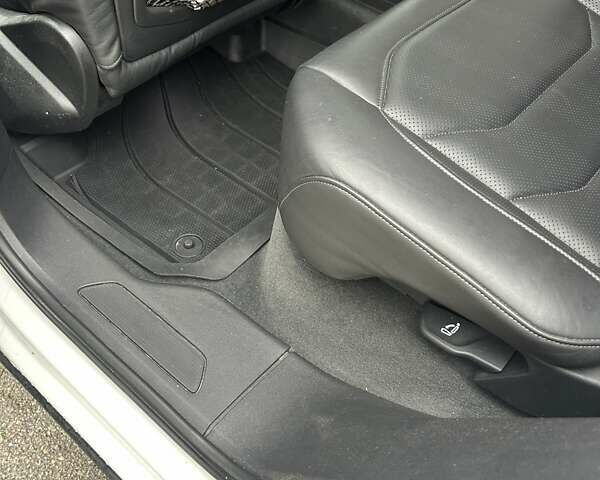 Білий Фольксваген Туарег, об'ємом двигуна 3 л та пробігом 95 тис. км за 53500 $, фото 81 на Automoto.ua