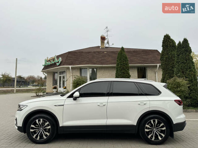 Білий Фольксваген Туарег, об'ємом двигуна 3 л та пробігом 107 тис. км за 42500 $, фото 3 на Automoto.ua
