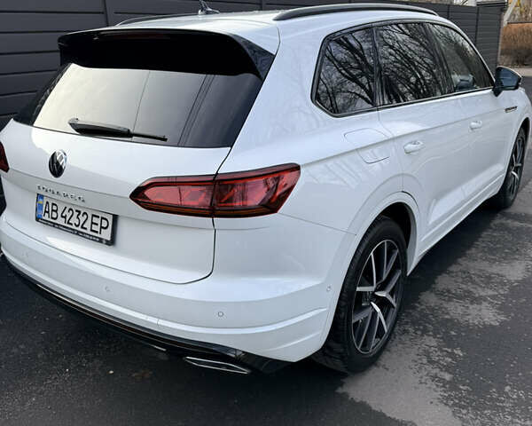 Белый Фольксваген Туарег, объемом двигателя 2.97 л и пробегом 208 тыс. км за 49900 $, фото 3 на Automoto.ua