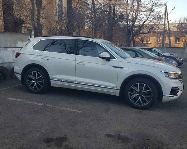 Білий Фольксваген Туарег, об'ємом двигуна 2.97 л та пробігом 17 тис. км за 65500 $, фото 4 на Automoto.ua