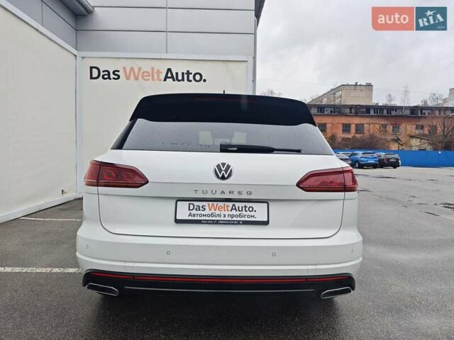 Белый Фольксваген Туарег, объемом двигателя 2.97 л и пробегом 179 тыс. км за 53924 $, фото 3 на Automoto.ua