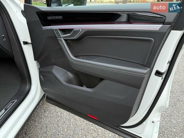 Белый Фольксваген Туарег, объемом двигателя 2.97 л и пробегом 90 тыс. км за 59989 $, фото 34 на Automoto.ua